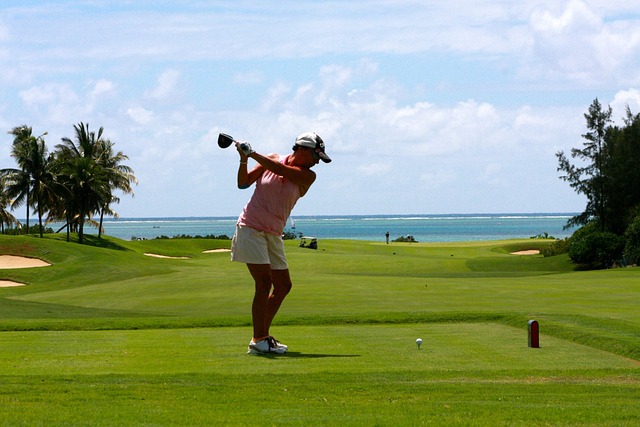 žena hraje golf